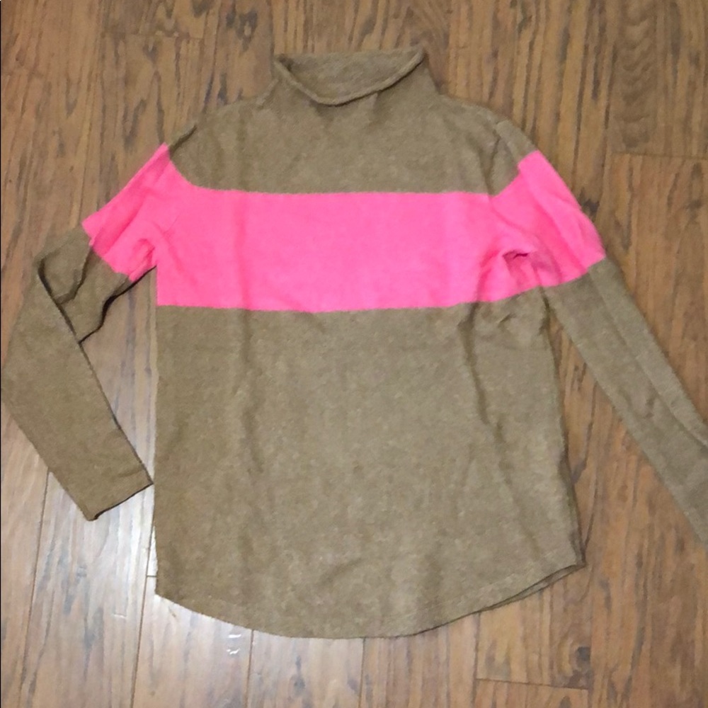 Low turtleneck sweater with pink color block